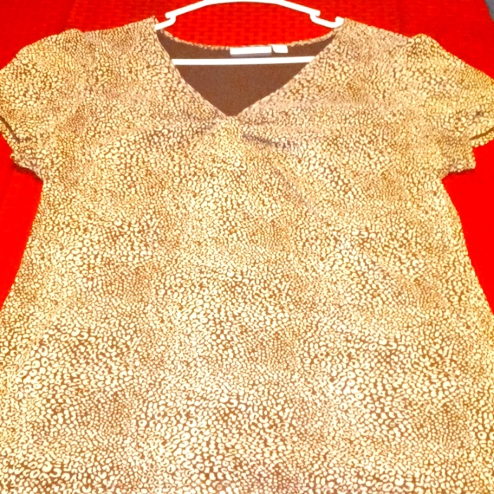 Croft & Barrow size LG 2 layer laced stretch top w/ dark brown cellular pattern.